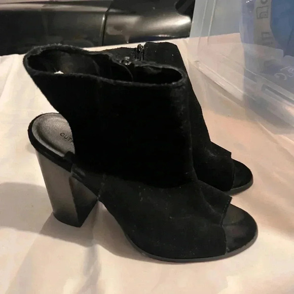 💗 Urban Outfitters Suede Heels - Size 7 - Picture 1 of 5